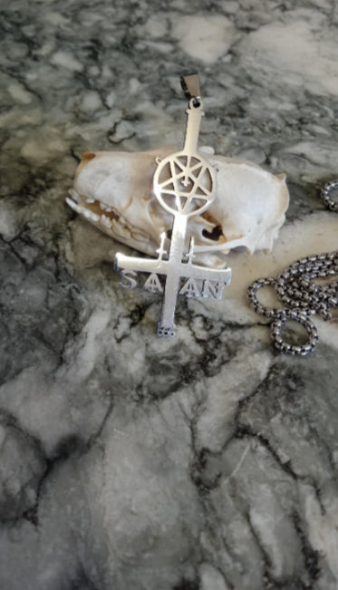 Chaine plus pendentif croix satanique image 2