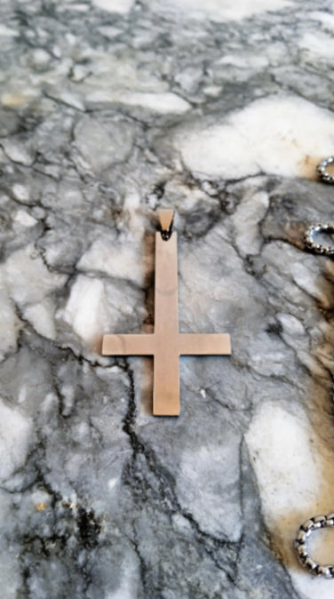 Chaine plus pendentif croix inversé image 1